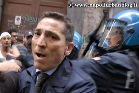 Napoli. Cronista aggredito da poliziotto a manifestazione. Faceva riprese video